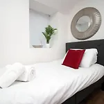 Lovely Studio Flat With Free Parking - Near To City Center