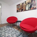 Lovely Studio Flat With Free Parking - Near To City Center