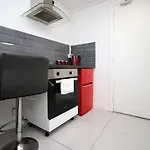 Lovely Studio Flat With Free Parking - Near To City Center