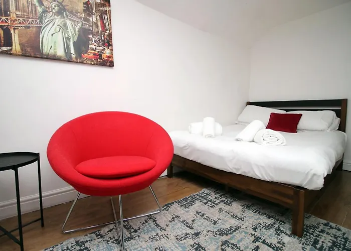 Lovely Studio Flat With Free Parking - Near To City Center